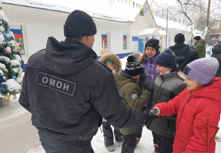 Сотрудники спецподразделений Росгвардии  провели ряд занятий для воспитанников подшефных организаций в Тюмени