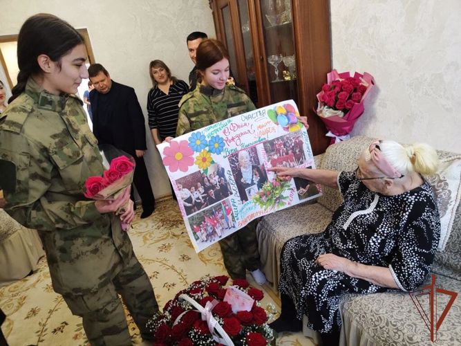 Росгвардейцы в Дагестане поздравили со 100-летним юбилеем ветерана Великой Отечественной войны