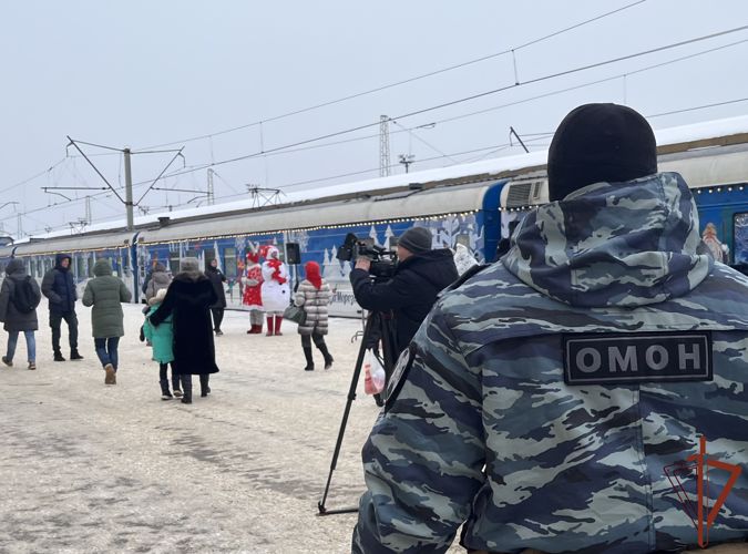 Росгвардейцы приняли участие в обеспечении безопасности встречи «Поезда Деда Мороза» в Ярославле