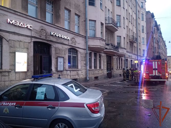 Сотрудники Росгвардии эвакуировали жильцов загоревшегося дома в Санкт-Петербурге
