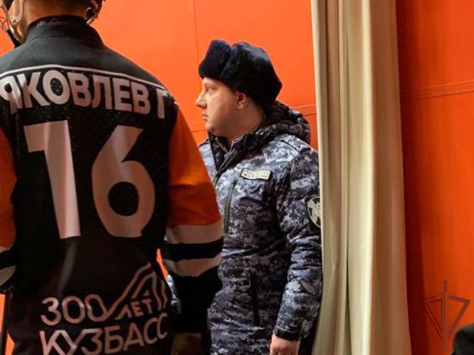 Росгвардейцы обеспечили безопасность очередного матча Чемпионата России по хоккею с мячом в Кузбассе
