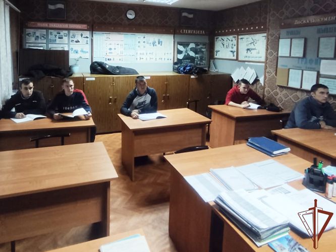 Дни открытых дверей, уроки мужества и соревнования организовали росгвардейцы для подрастающего поколения в Сибири