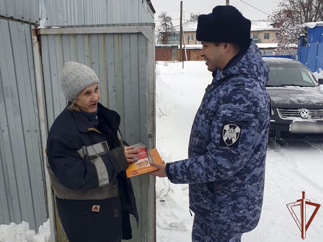 Росгвардейцы оказали адресную помощь приюту для бездомных животных в Юрге