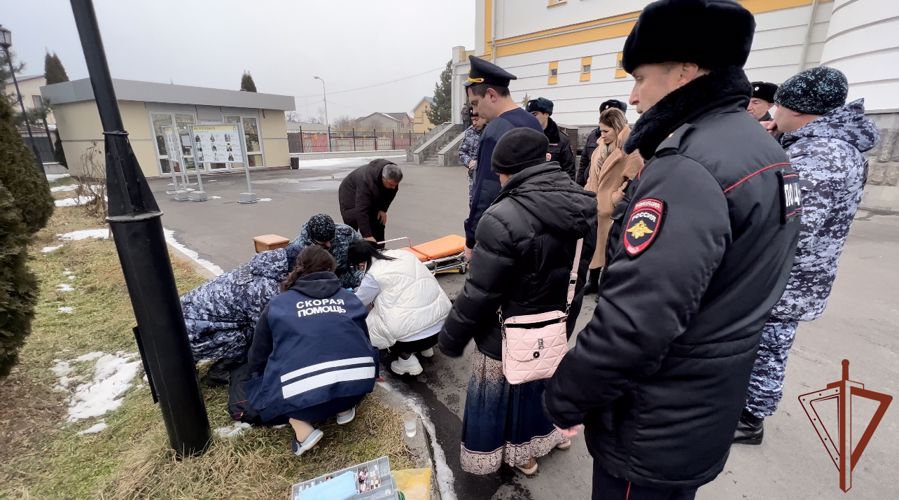 Сотрудники Росгвардии во Владикавказе спасли жизнь прихожанке местного храма (видео)
