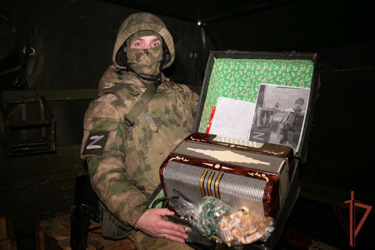 Юный музыкант передал гармонь росгвардейцам - участникам спецоперации
