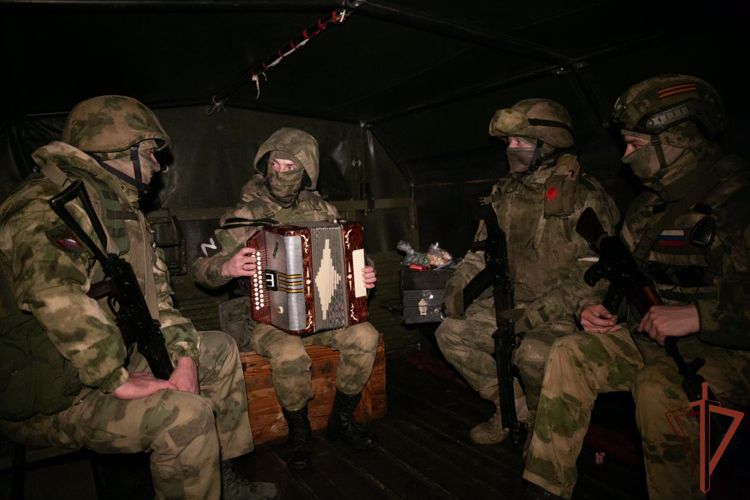 Юный музыкант передал гармонь росгвардейцам - участникам спецоперации