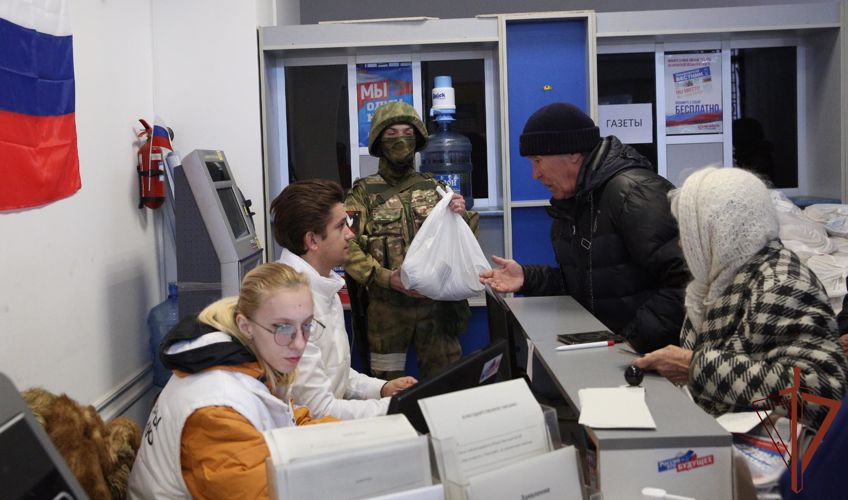 Росгвардейцы доставили гуманитарную помощь жителям  Херсонской и Запорожской областей