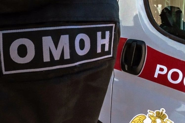 Сотрудники Росгвардии приняли участие в обеспечении безопасности матча по хоккею с мячом в Архангельске