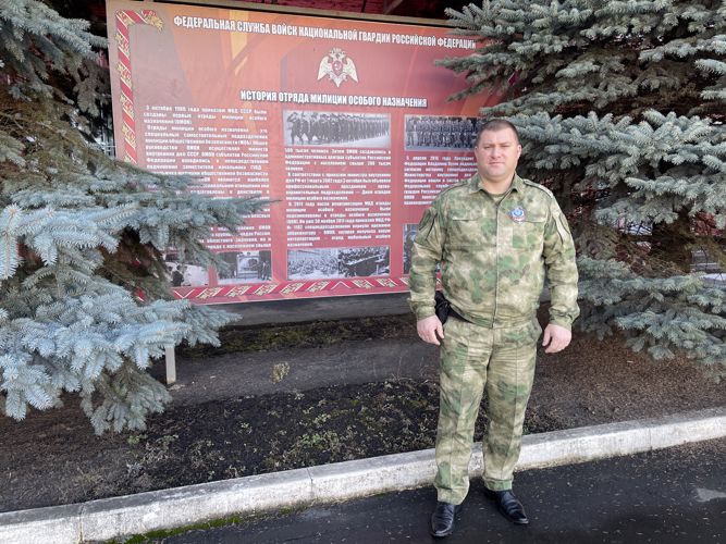 В Ингушетии росгвардеец помог человеку, оказавшемуся в горящей машине
