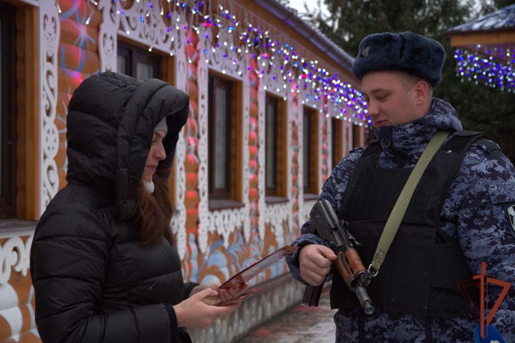 СТОЛИЧНЫЕ РОСГВАРДЕЙЦЫ ПРОВОДЯТ АКЦИЮ «БЕЗОПАСНЫЙ НОВЫЙ ГОД»