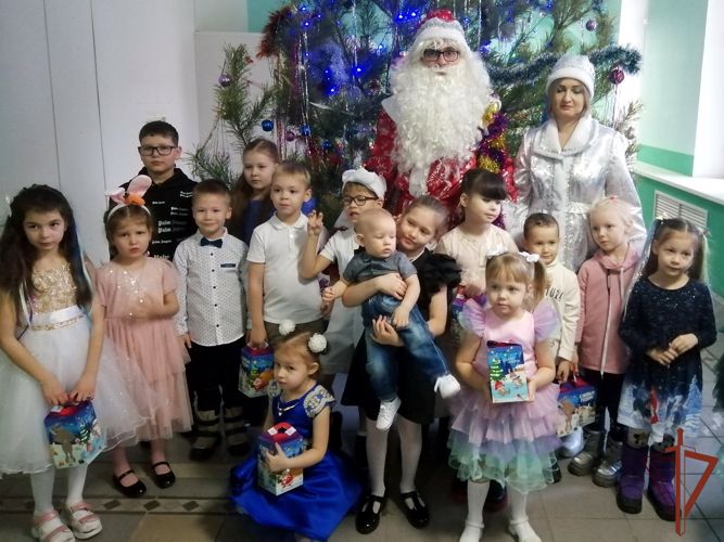 Дед Мороз специального назначения поздравил уральских ребятишек (видео)