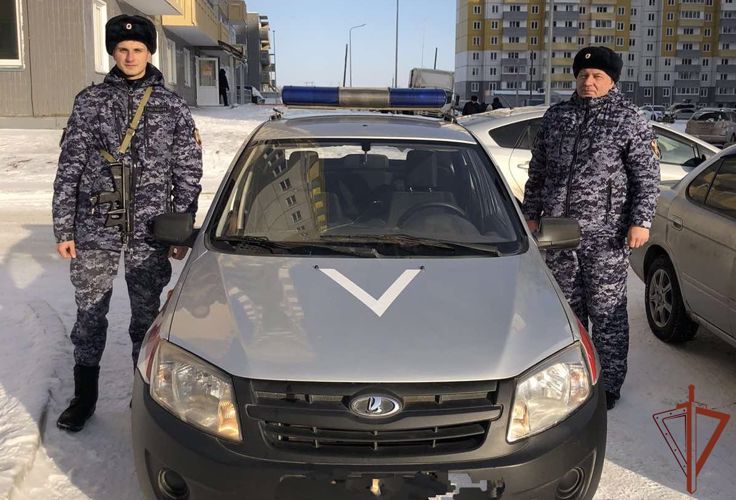 Росгвардейцы помогли жителю Красноярска потушить загоревшийся автомобиль 