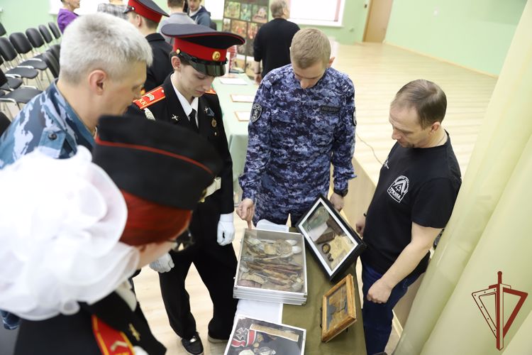 Сотрудники Росгвардии проводят в Москве памятные мероприятия ко Дню снятия блокады Ленинграда