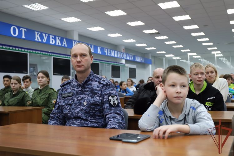 В Югре росгвардейцы провели военно-патриотические и спортивные мероприятия для молодежи региона