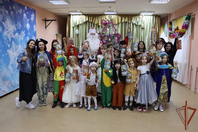 Дед мороз специального назначения поздравил ребят из реабилитационного центра с Новым годом