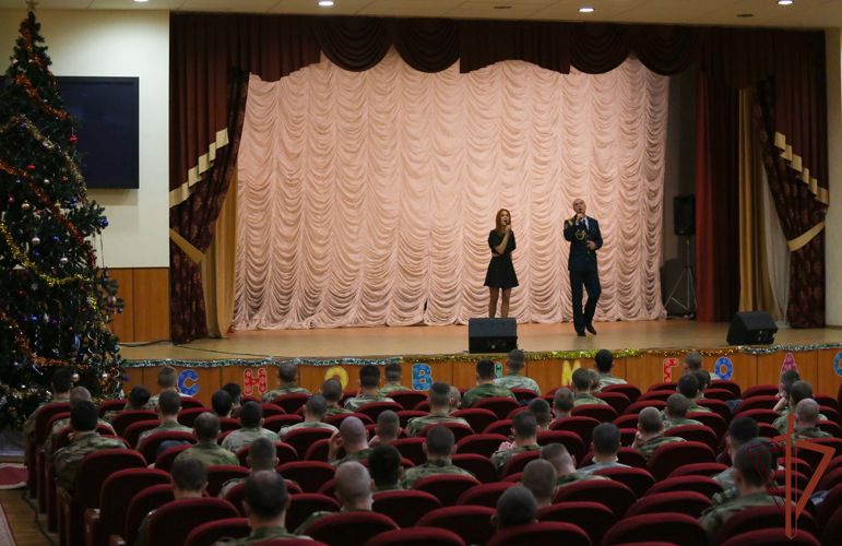 Артисты ансамбля Центрального округа Росгвардии поздравили личный состав московского гарнизона с Новым годом