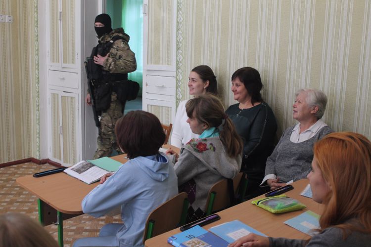 Росгвардейцы доставили школьникам Луганской Народной Республики новую партию книг