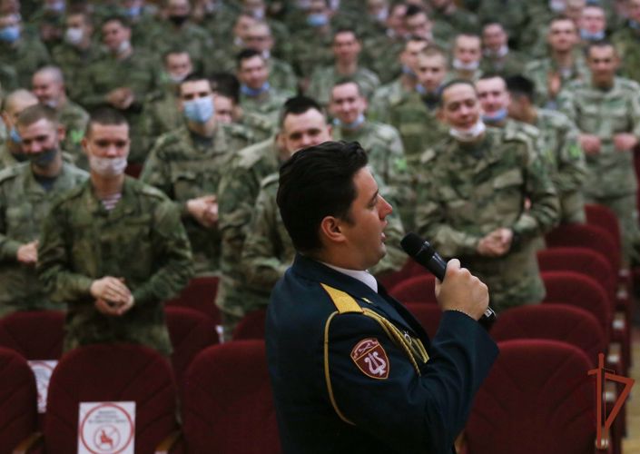 Артисты ансамбля Центрального округа Росгвардии поздравили личный состав московского гарнизона с Новым годом