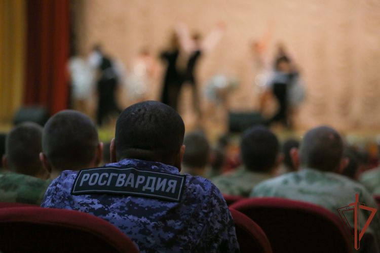 Артисты ансамбля Центрального округа Росгвардии поздравили личный состав московского гарнизона с Новым годом