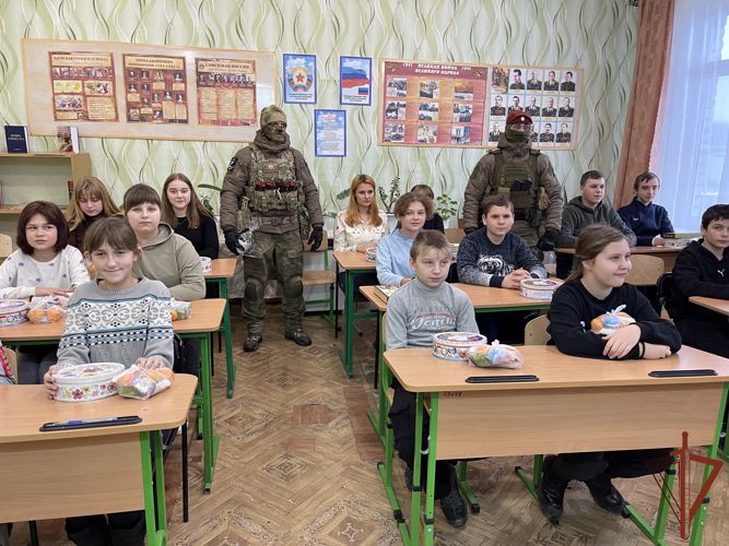 Росгвардейцы привезли школьникам Луганской Народной Республики новогодние подарки из Белгорода