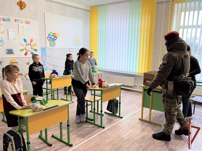 Росгвардейцы привезли школьникам Луганской Народной Республики новогодние подарки из Белгорода