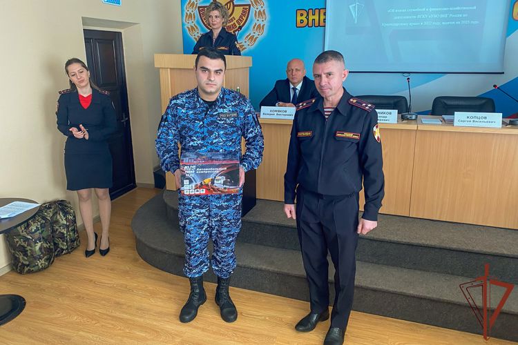 В Краснодаре наградили сотрудника Росгвардии за оказание помощи пострадавшей в ДТП пенсионерке