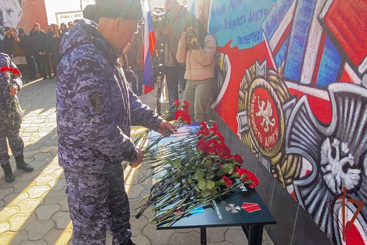 Память погибшего военнослужащего Росгвардии увековечили в Анапе (видео)