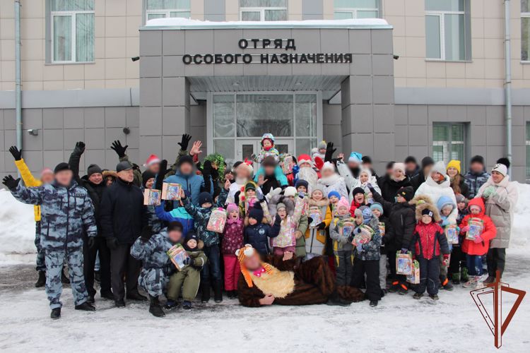 В Кирове сотрудники ОМОН "Вятич" организовали новогодний утренник для своих подшефных