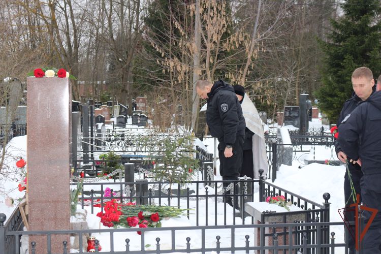 Офицеры СОБР «Столица» почтили память погибших сослуживцев