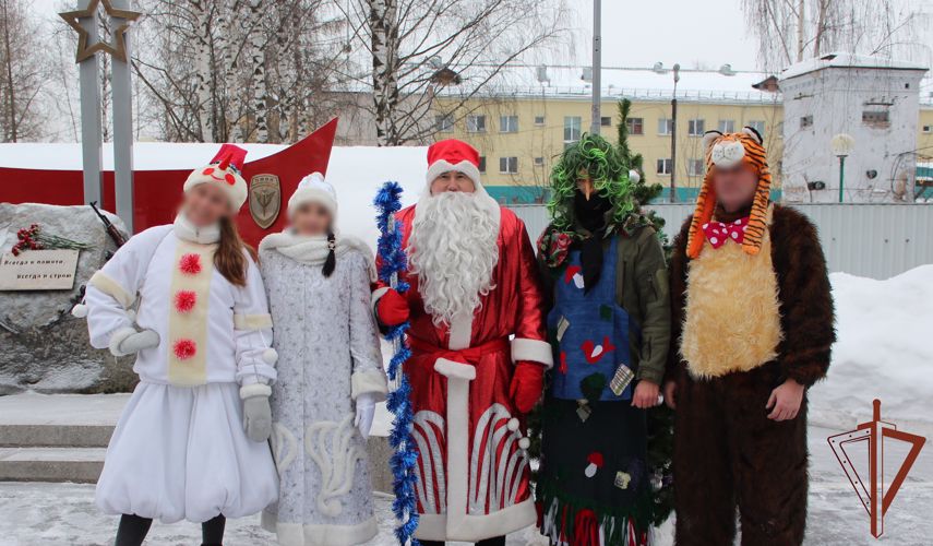 В Кирове сотрудники ОМОН "Вятич" организовали новогодний утренник для своих подшефных