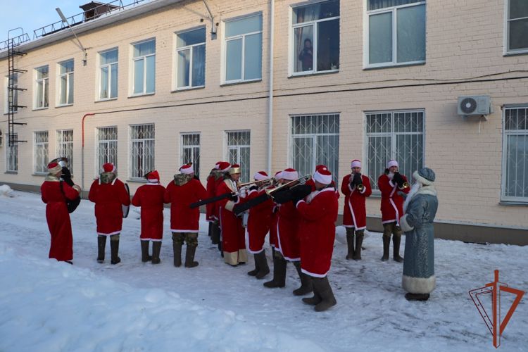 На Урале Дед Мороз специального назначения продолжает поздравлять детей 