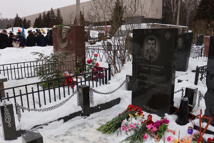 Офицеры СОБР «Столица» почтили память погибших сослуживцев