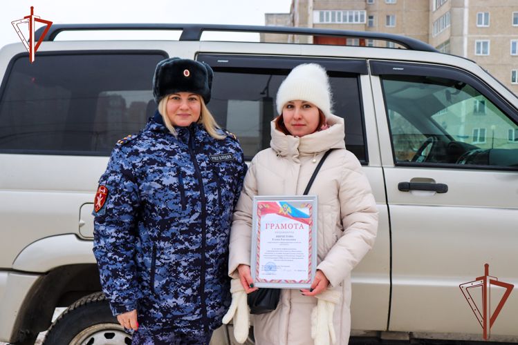 В Приволжском округе росгвардейцы поздравили журналистов с Днем российской печати