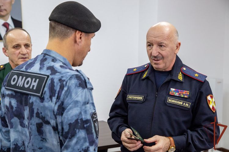 Дед Мороз специального назначения подарил новогоднее настроение уральцам 