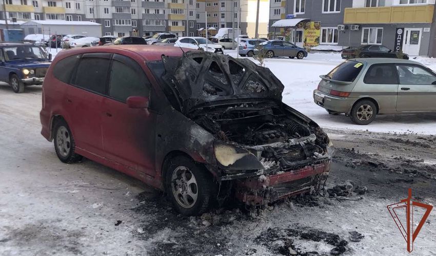 Росгвардейцы помогли жителю Красноярска потушить загоревшийся автомобиль