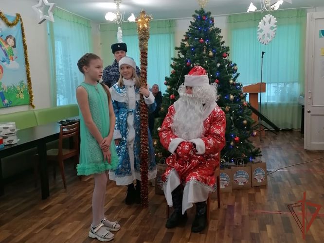 Дед Мороз специального назначения поздравил уральских ребятишек (видео)