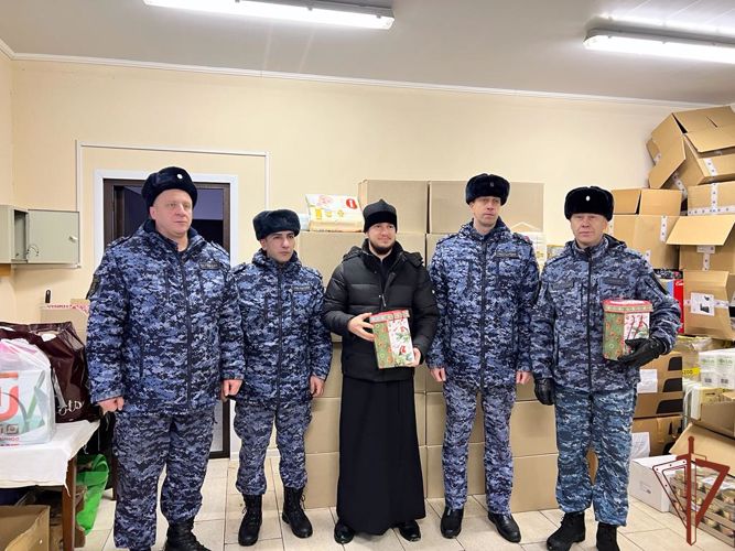 Росгвардейцы из Подмосковья передали новогодние подарки для детей, находящихся в зоне проведения СВО