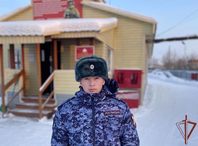 Более 40 человек помог эвакуировать из горящего здания в Якутии сотрудник Росгвардии 