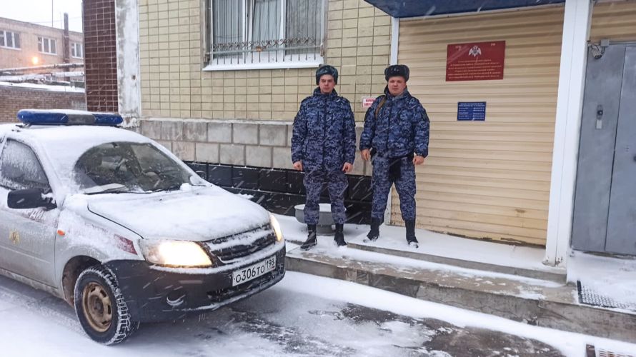 В Ленинградской области сотрудники Росгвардии приняли участие в эвакуации граждан при пожаре 