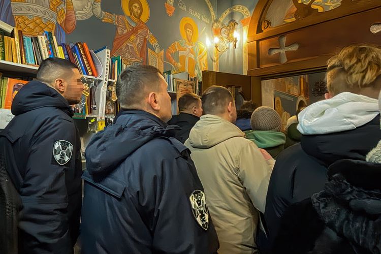 Сотрудники спецназа Росгвардии приняли участие в рождественской службе московского храма