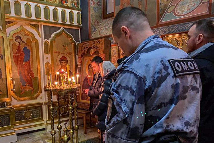 Сотрудники спецназа Росгвардии приняли участие в рождественской службе московского храма
