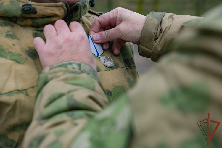 Росгвардейцам вручили награды в боевых порядках