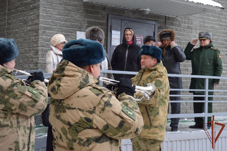 Оркестр Росгвардии поздравил с днём рождения барнаульского ветерана