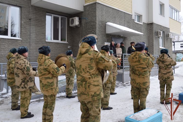 Оркестр Росгвардии поздравил с днём рождения барнаульского ветерана