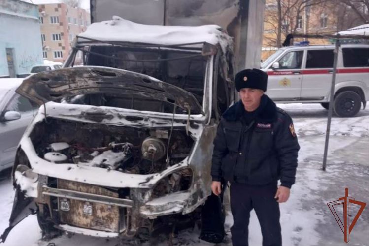 Росгвардейцы в Алтайском крае оказали помощь в тушении пожара