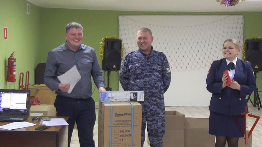 Росгвардейский Дед Мороз исполнил новогодние желания ребятишек из подшефного детского дома в Свердловской области (видео)
