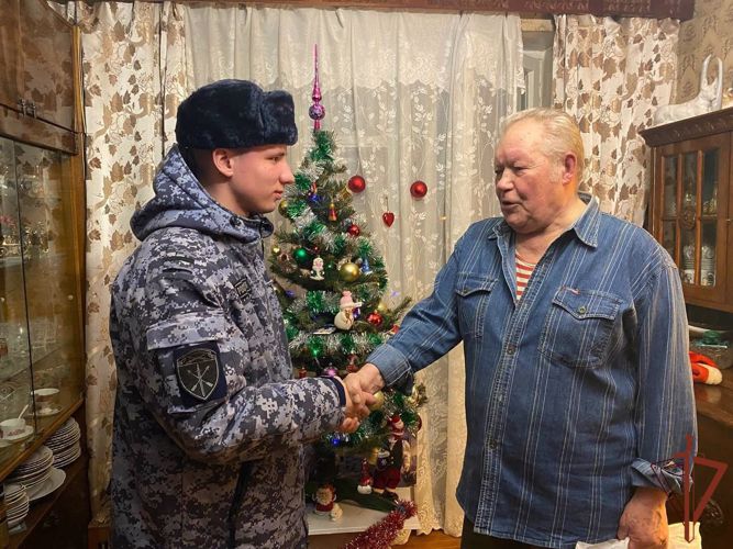 Росгвардейцы поздравили с Новым годом петербуржцев