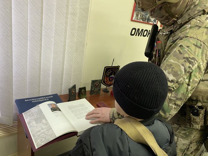Росгвардейский Дед Мороз исполнил новогоднее желание мальчика из Свердловской области