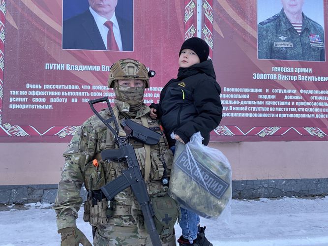Росгвардейский Дед Мороз исполнил новогоднее желание мальчика из Свердловской области