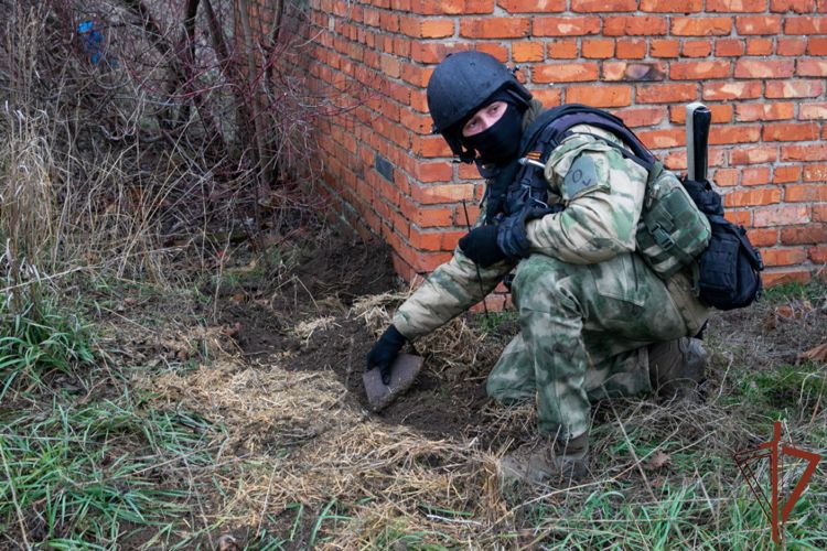 Росгвардейцы обнаружили в Запорожской области тайник со взрывоопасными предметами (видео) 